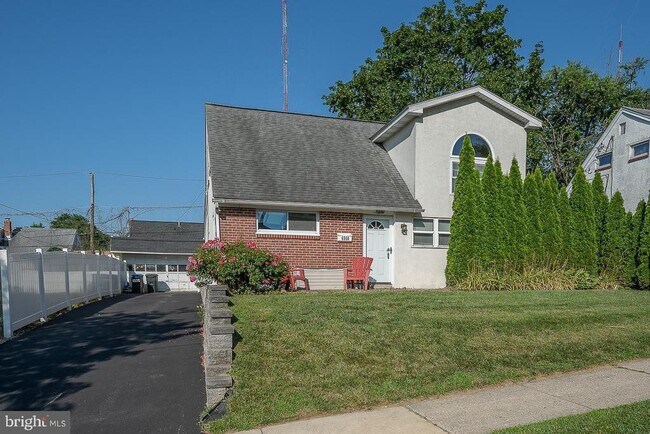 Building Photo - 6950 Fowler St