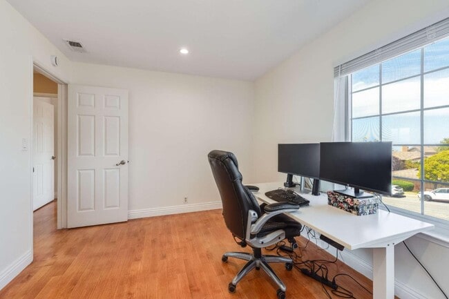 Building Photo - 208 Crestview Dr