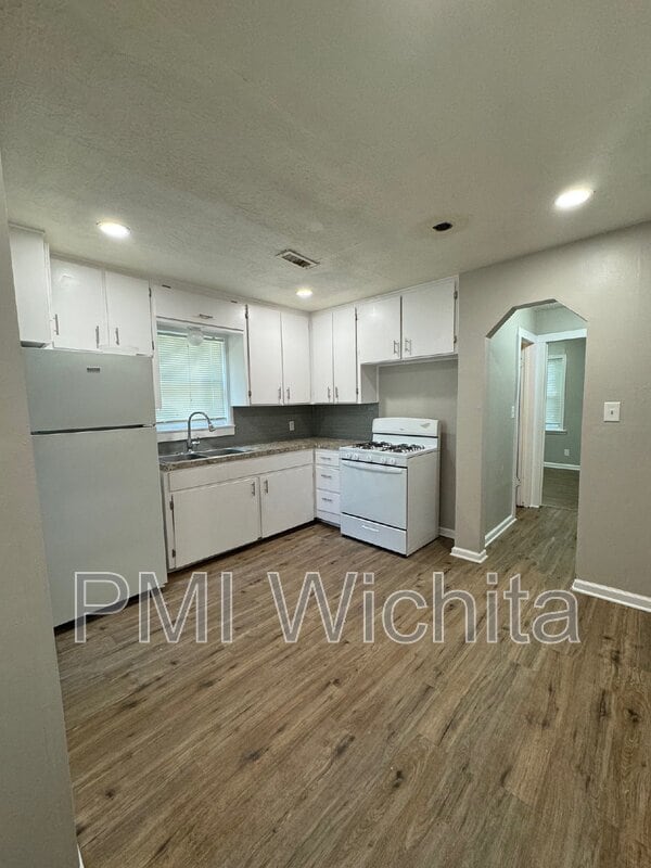 Building Photo - 1136 S Bonn St