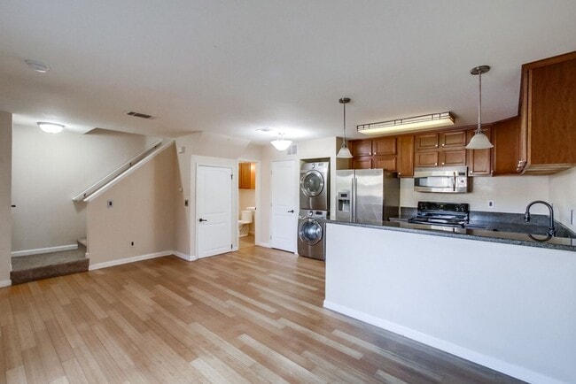 Building Photo - Beautiful 2 Story Townhouse with Prime Location!!