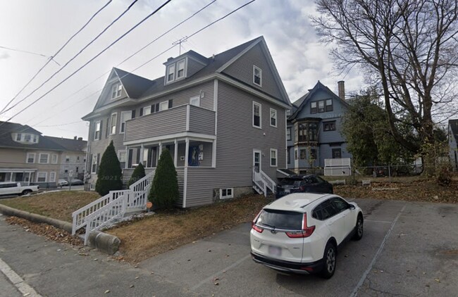 Building Photo - 585 Haverhill St