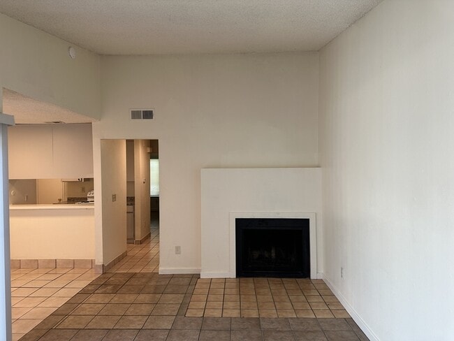Building Photo - Stockton 2 Bedroom 1 Bathroom Duplex