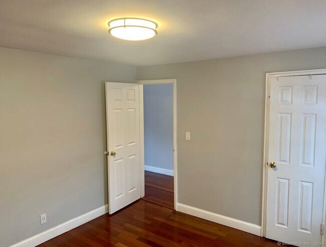 Building Photo - 1070 E Main St