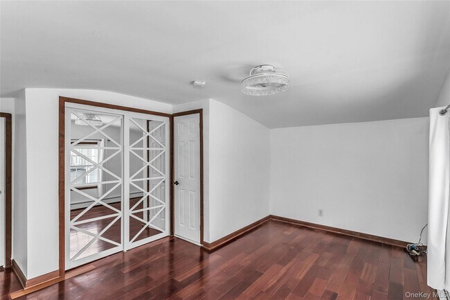 Building Photo - 524 Jerusalem Ave