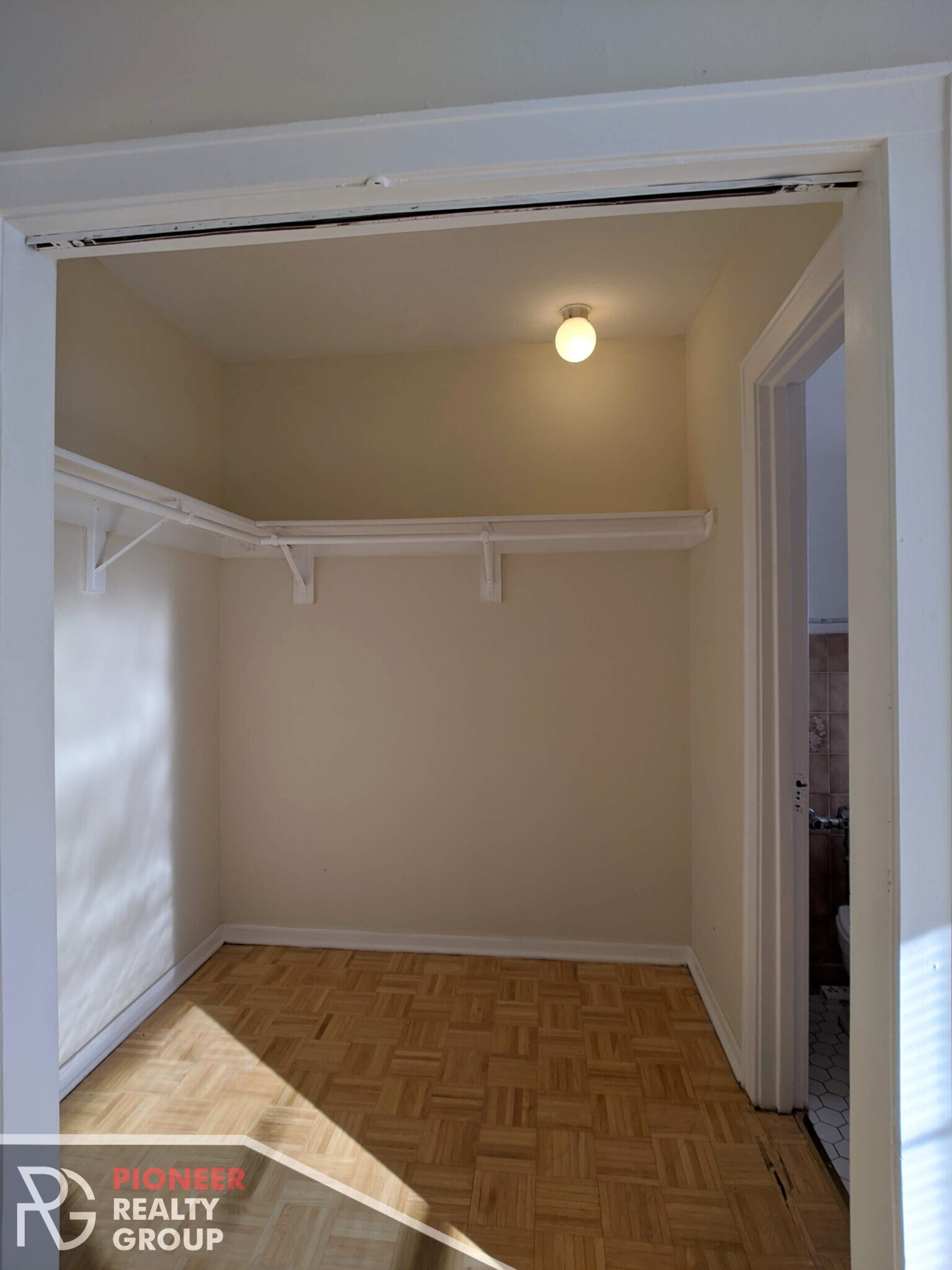 Building Photo - 739 W Belmont Ave