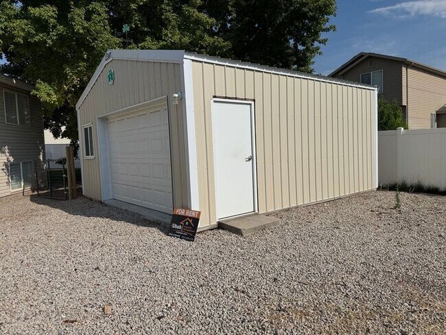 Building Photo - 4 bed 2 bath 2 car garage. Dog Friendly