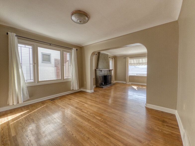 Building Photo - 483 E 8th Ave