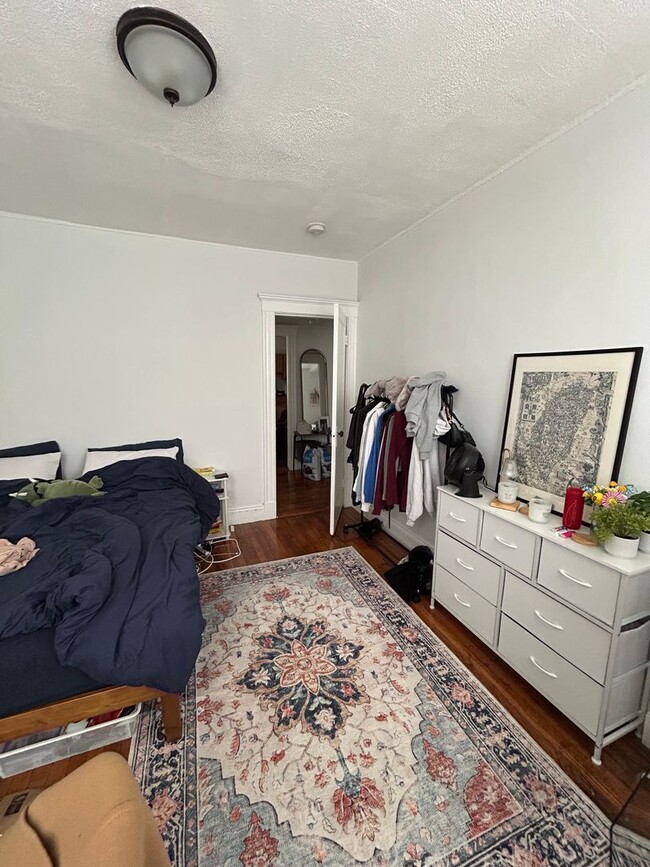 Building Photo - Don't miss out on this amazing deal!