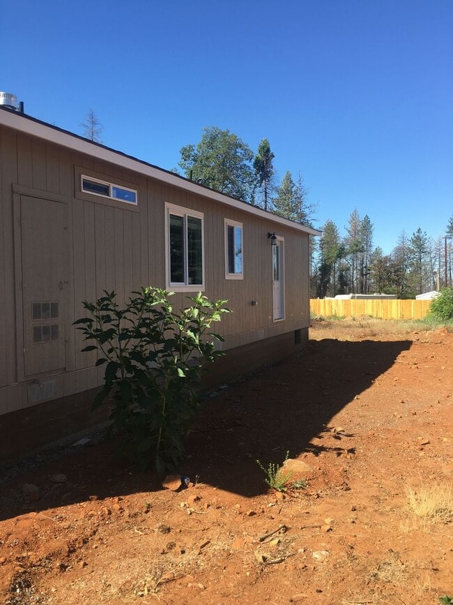 Building Photo - Paradise Location with end of road privacy...