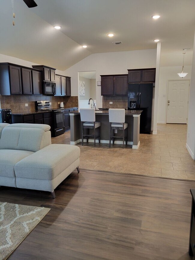Building Photo - Open floor plan & small pets allowed! 3BD/...
