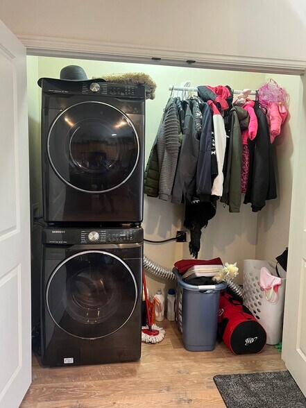 Building Photo - 490 E 700 S