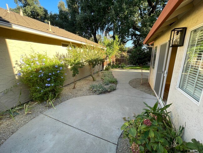 Building Photo - 3 bedroom 2 bath, Mission Ranch Neighborhood, Turnkey ready to move in.
