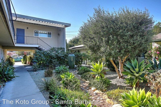 Building Photo - 2320 De La Vina St