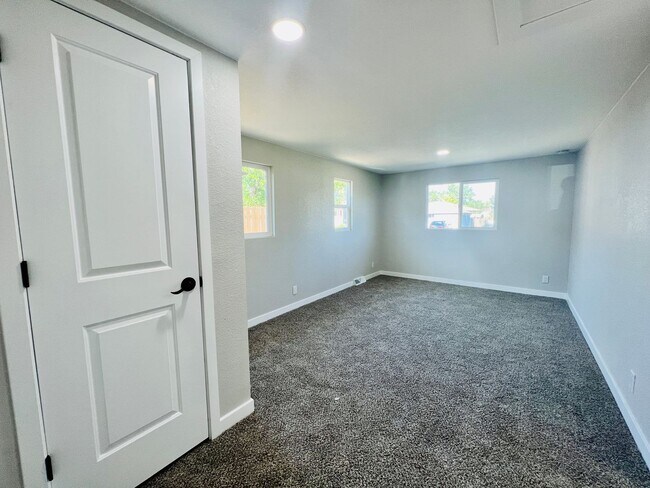 Building Photo - 702 S Wolcott Ct