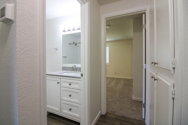 Building Photo - 1488 Warbler Dr SE