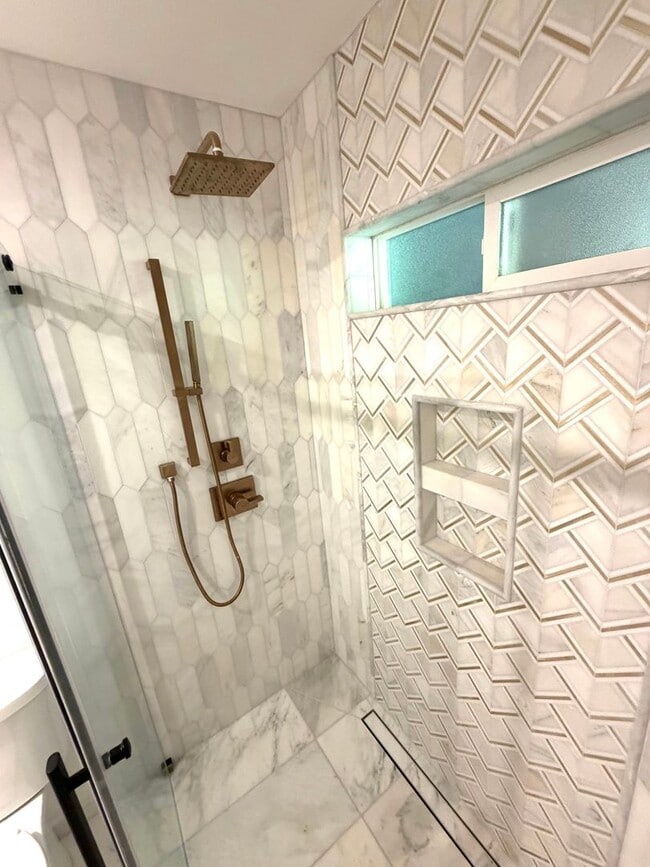 Building Photo - Tastefully remodeled Midtown Sacramento Apartment with Private Backyard Patio!