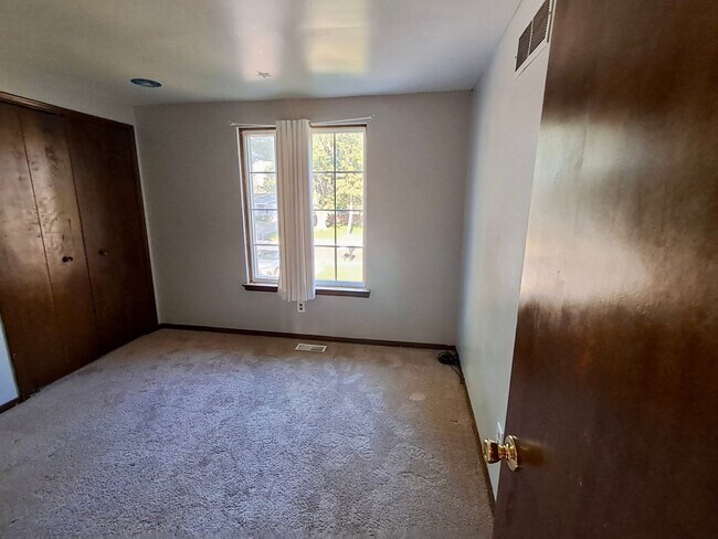 Building Photo - 4-Bedroom Colonial in Grand Blanc – Spacio...