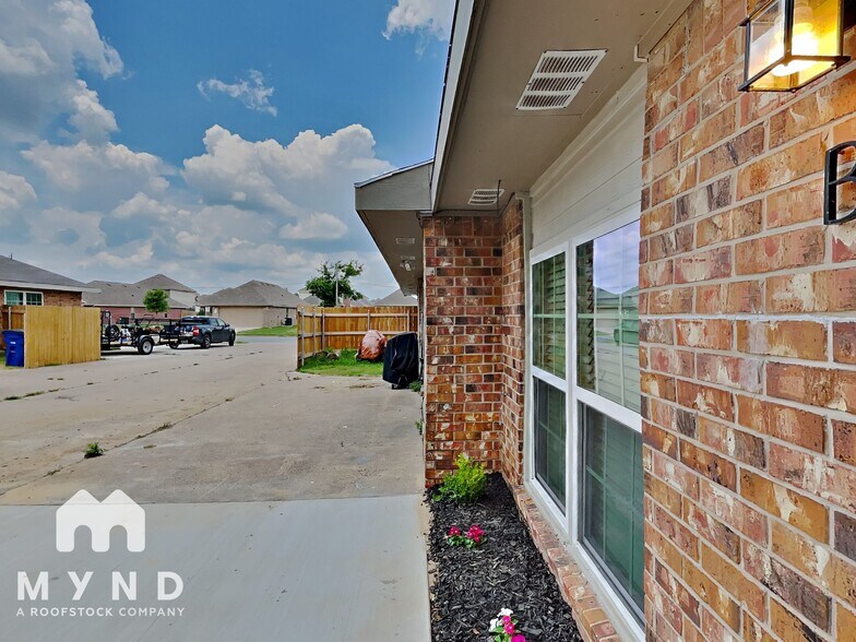 Building Photo - 1701 Cardinal Dr