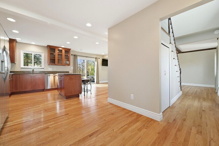 Building Photo - 5595 Birdview Heights