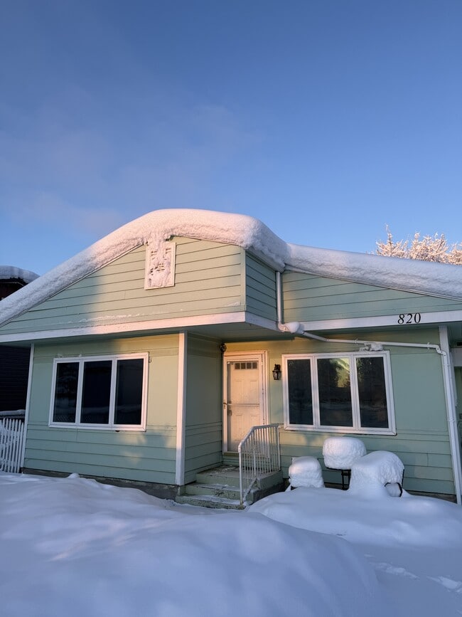 Building Photo - 820 Smythe St