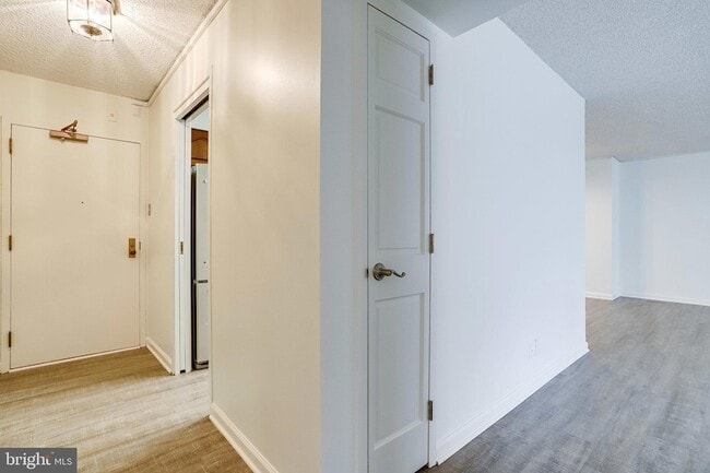 Building Photo - 3800 Fairfax Dr