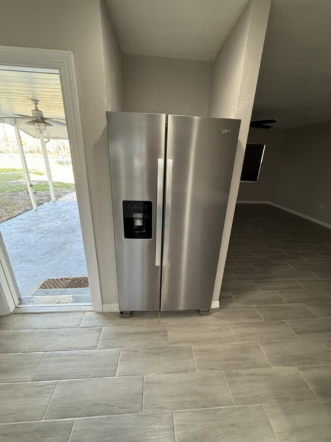 Building Photo - Large workshop available with home!