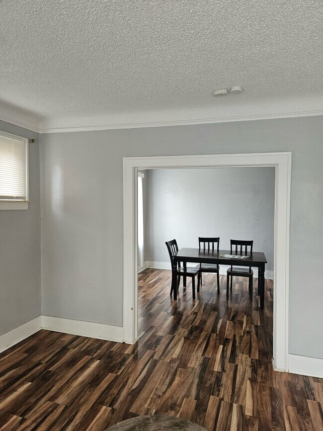 Building Photo - 2 bedroom/ 1 bathroom Detroit's Westside F...