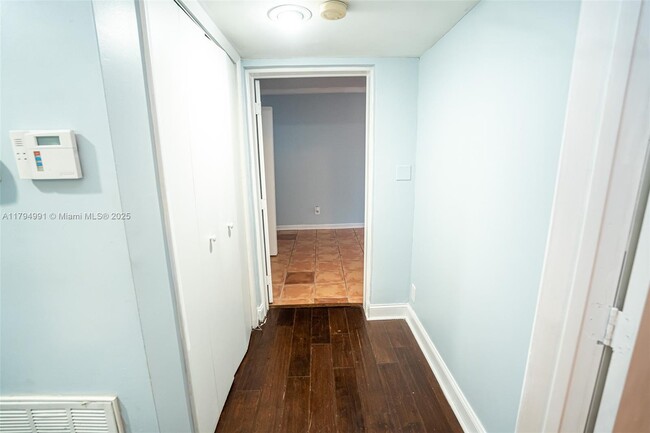 Building Photo - 1527 Jackson St