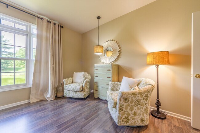 Building Photo - Fully Furnished Executive Condo