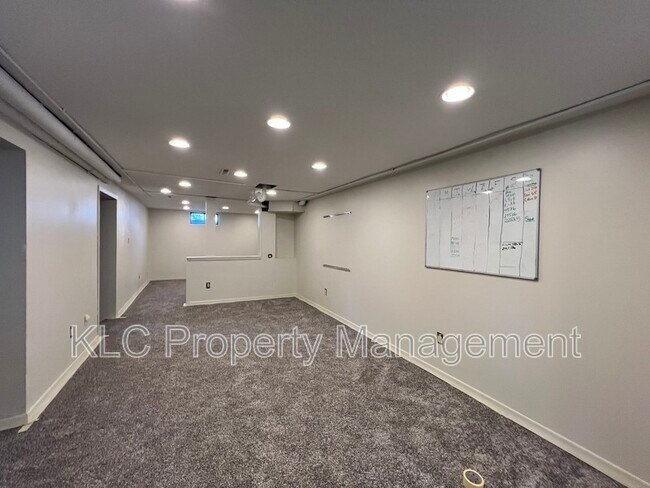 Building Photo - 924 19th St
