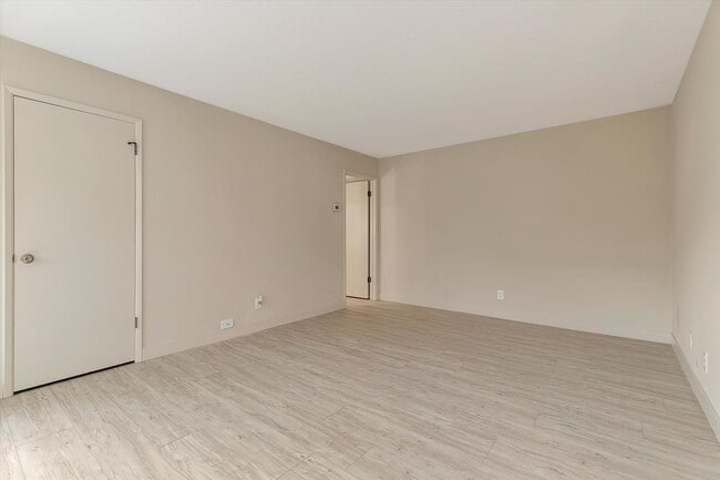 Building Photo - Duplex with 1.5 Bath and One Car Garage