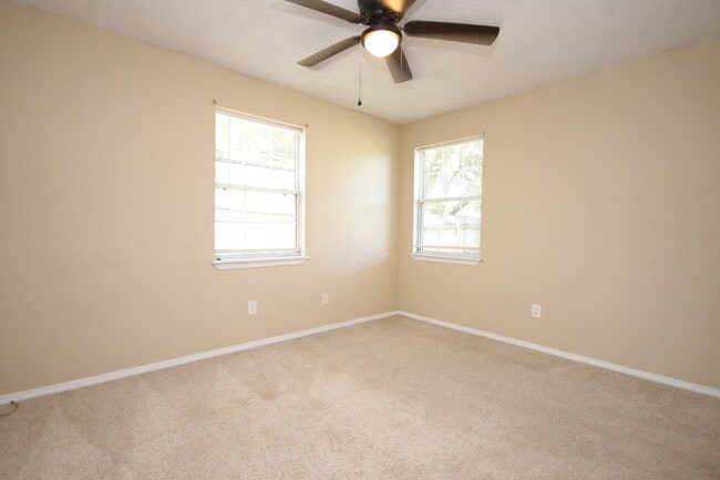 Building Photo - Move-in Ready Spacious & Pet-Friendly 3/2 ...