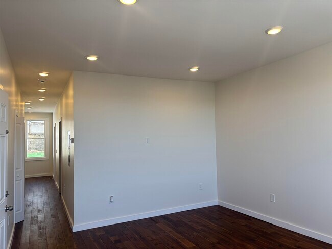 Building Photo - 9124 Columbia Ave