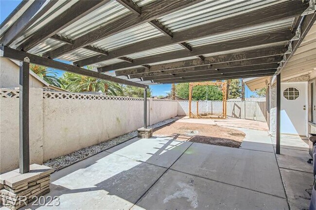 Building Photo - Fully Furnished with sparkling pool!