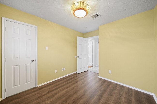 Building Photo - 34546 Park Green Dr