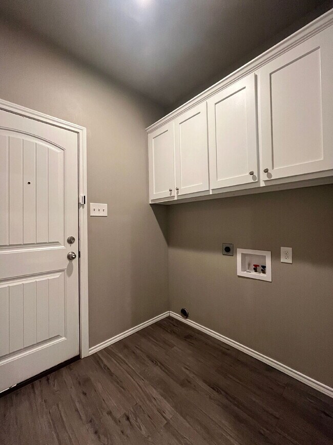 Building Photo - Spacious Duplex-3/2/2 Near Preston Manor!