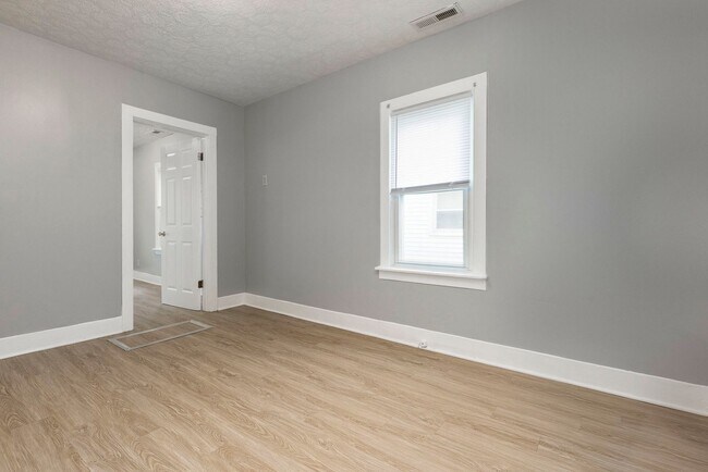 Building Photo - 4060 La Salle Ave
