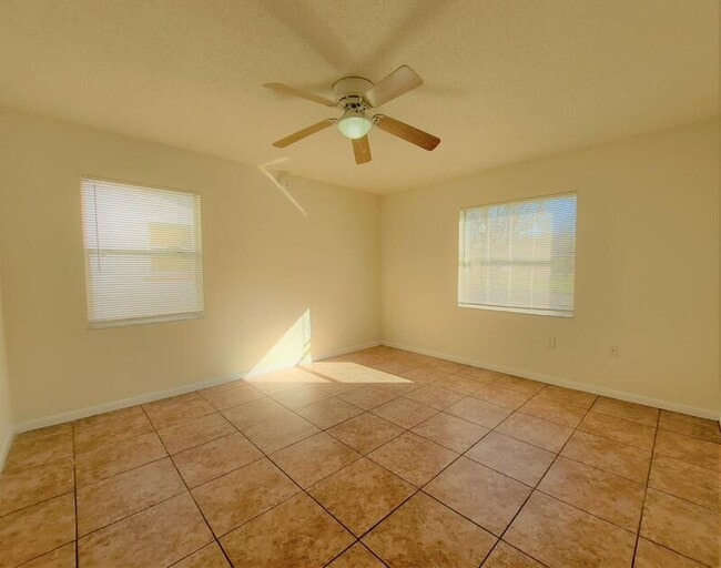 Building Photo - 517 Ariana St