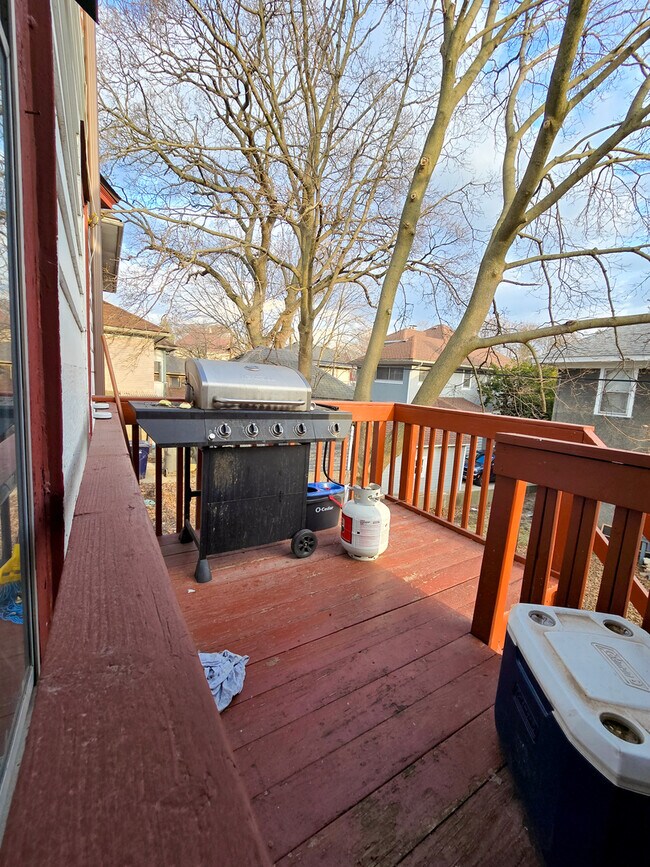 Building Photo - 481 Division St