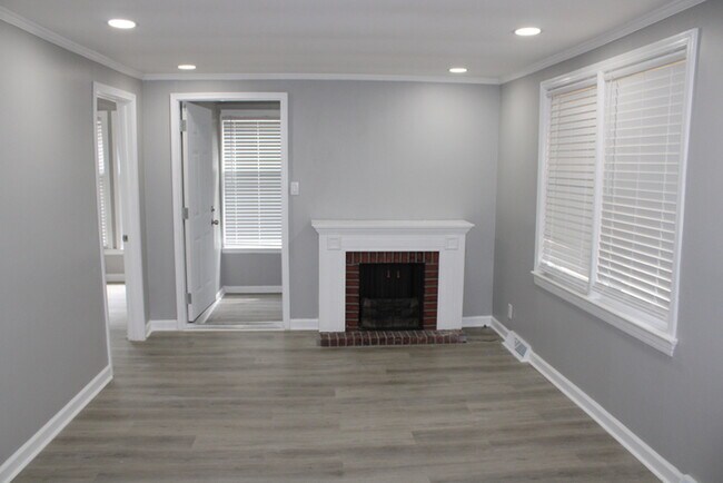 Building Photo - Unique Rental in Grandview with 3 bay gara...
