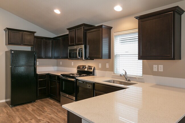 Building Photo - Beautiful 3 bedroom/2 bath tiny home in Cottage Grove- River Walk Village