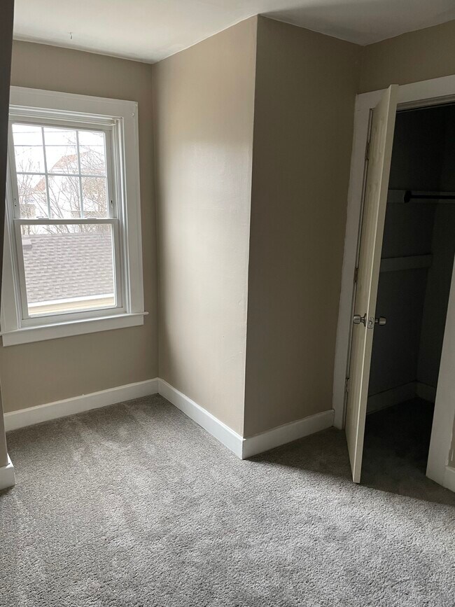 Building Photo - 592 E Montcalm St