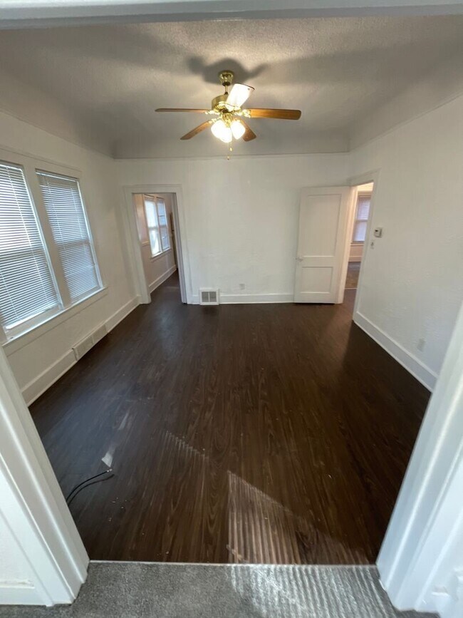 Building Photo - 2 Bedroom 1 Bathroom Multi-Family Home in Allen Park- 1st Floor Flat