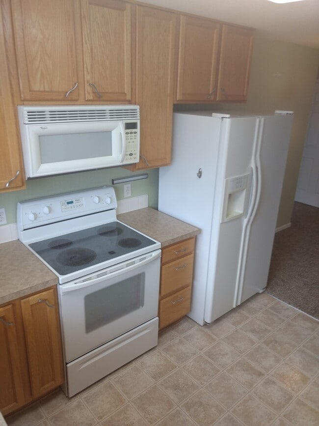 Building Photo - Inviting 2 Bedroom 2 Bath Top Floor Condo - Available August 10!