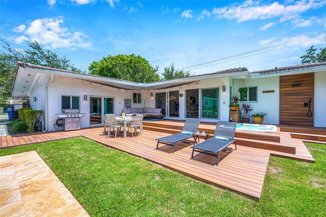 Building Photo - 549 NE 14th Ave