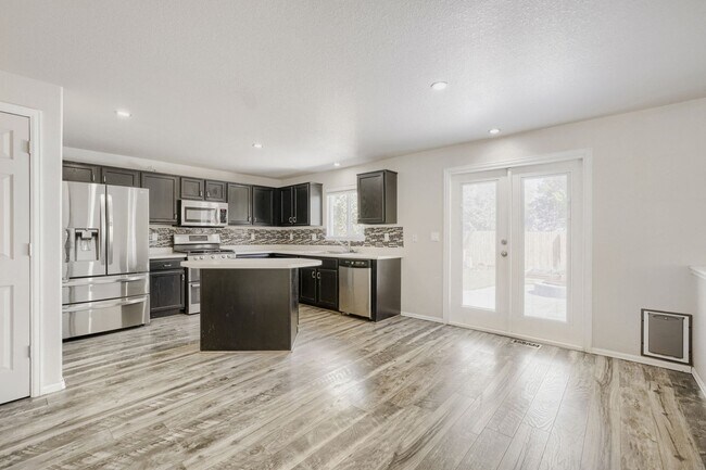 Building Photo - Evolve Real Estate: Meticulously Upgraded 4 Bed 3.5 bath Entertainers Dream - Available NOW!