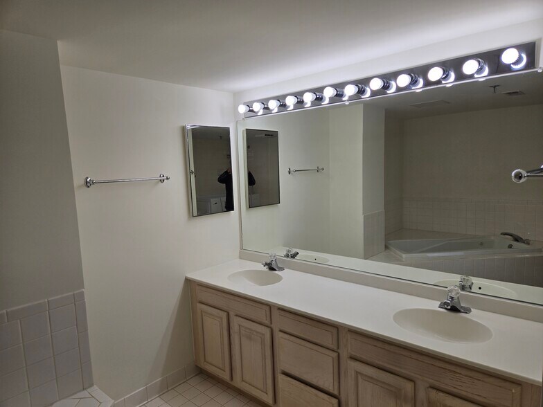 Building Photo - 5450 Whitley Park Ter