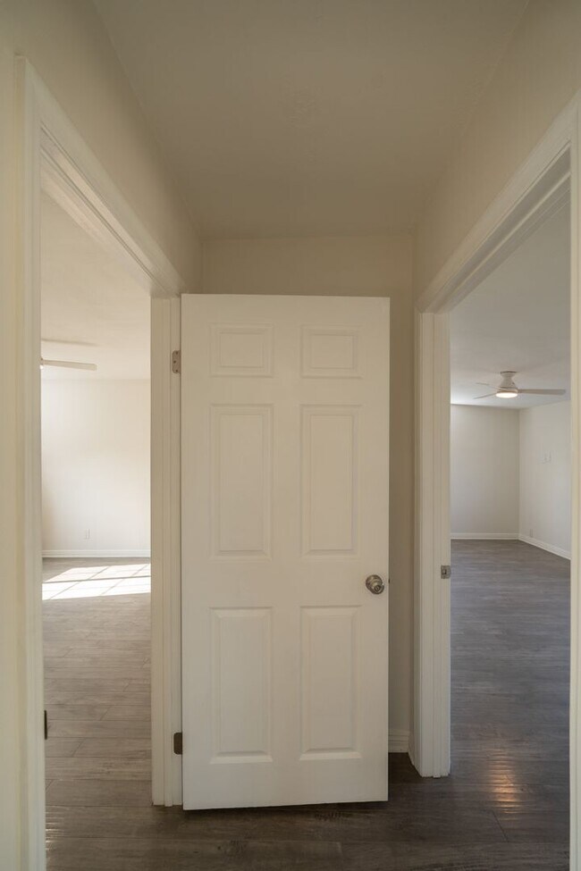 Building Photo - COMING SOON!COZY 2 BED 1 BATH UNIT!