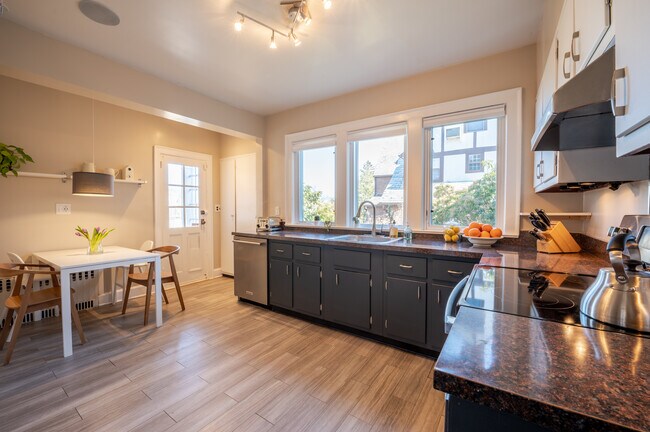 Building Photo - 23 Sherwood Ave