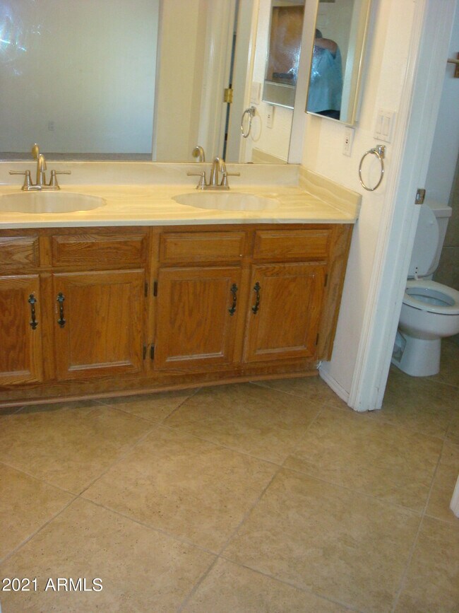 Building Photo - 3933 W Pershing Ave